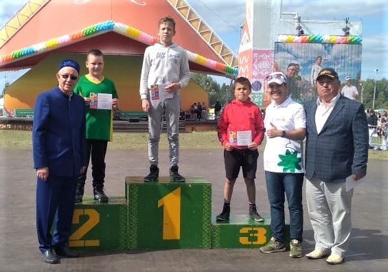 На Сабантуе в Нижнекамске юный чистопольский борец выиграл денежный приз