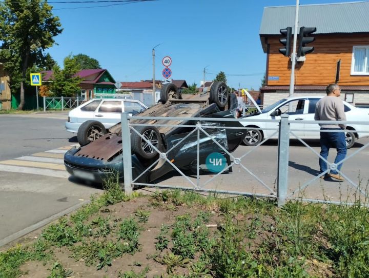 В Чистополе в результате ДТП перевернулся автомобиль