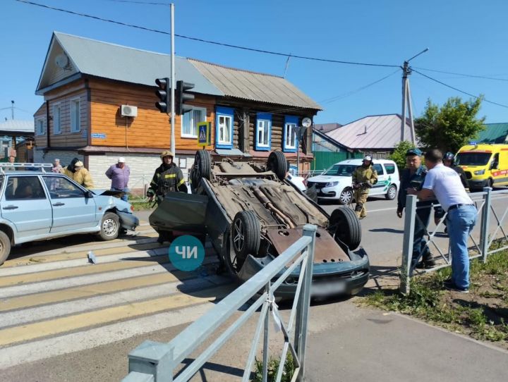 В Чистополе в результате ДТП перевернулся автомобиль
