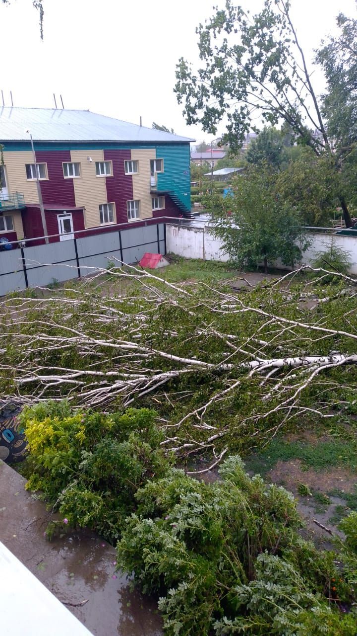 В Агрызе прошел сильный ураган с градом