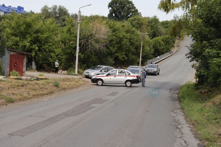 В Чистополе по улице Красноармейская перекрыли мост из-за пожара в частном доме