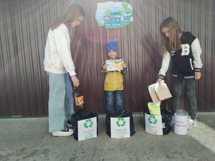 Семья из Чистополя сортирует мусор, очищает родники, делает скворечники и создает экологические игры
