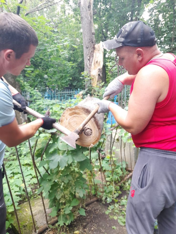 Чистопольцы убрались на могилах моряков