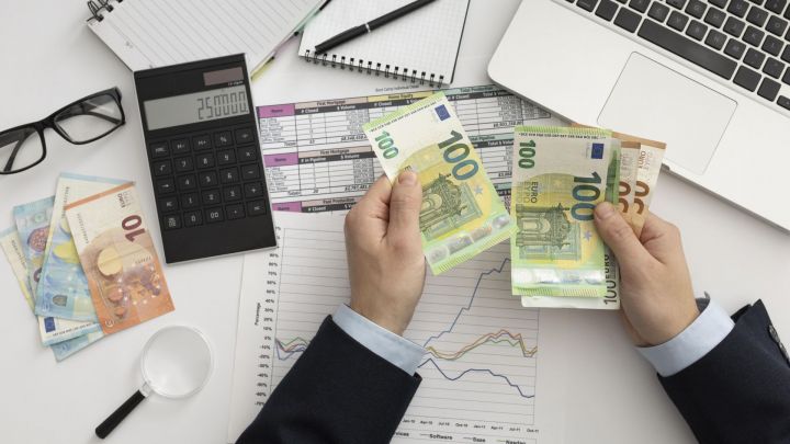 Курс евро поднялся выше 98 рублей
