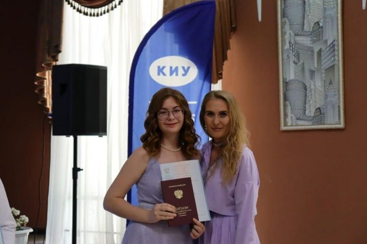Отличившихся выпускников Чистопольского филиала КИУ отметили почетными грамотами