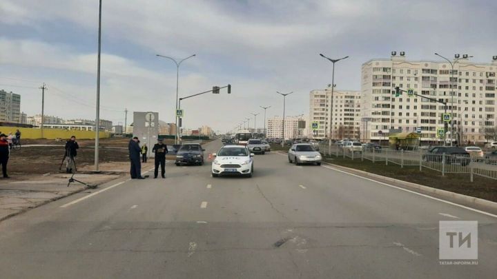 В Казани легковушка сбила девушку на самокате
