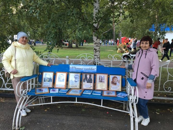 В Скарятинском саду сотрудники чистопольской библиотеки оформили фотозону в  ретро - стиле