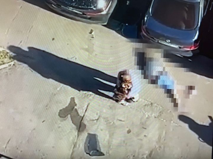 В Челнах мужчина выпал из окна многоэтажки