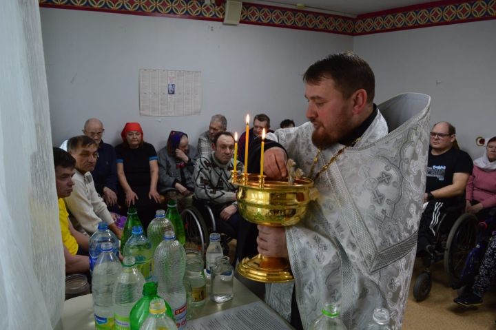 В чистопольском доме-интернате священник совершил молебен с Чином великого освящения воды