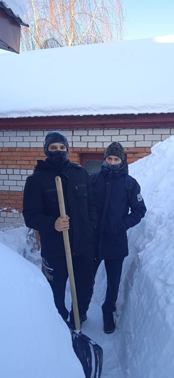 Молодые чистопольцы помогли в борьбе со снегом