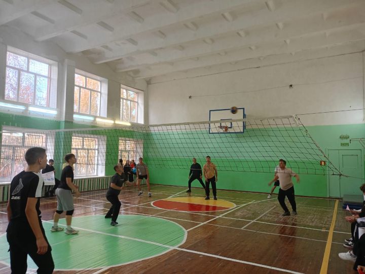 В чистопольской школе прошел товарищеский матч между родителями и школьниками