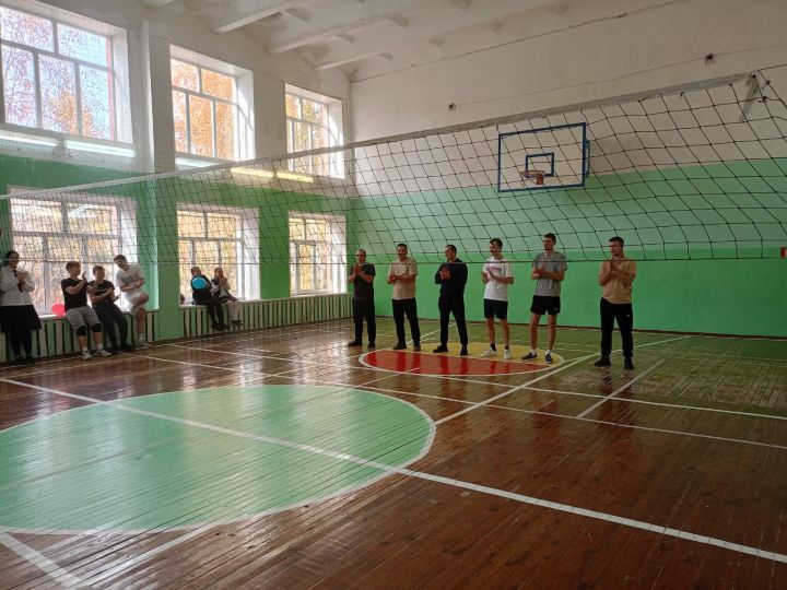 В чистопольской школе прошел товарищеский матч между родителями и школьниками