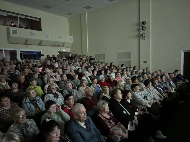 В Молодежном центре на концерте поздравили старшее поколение