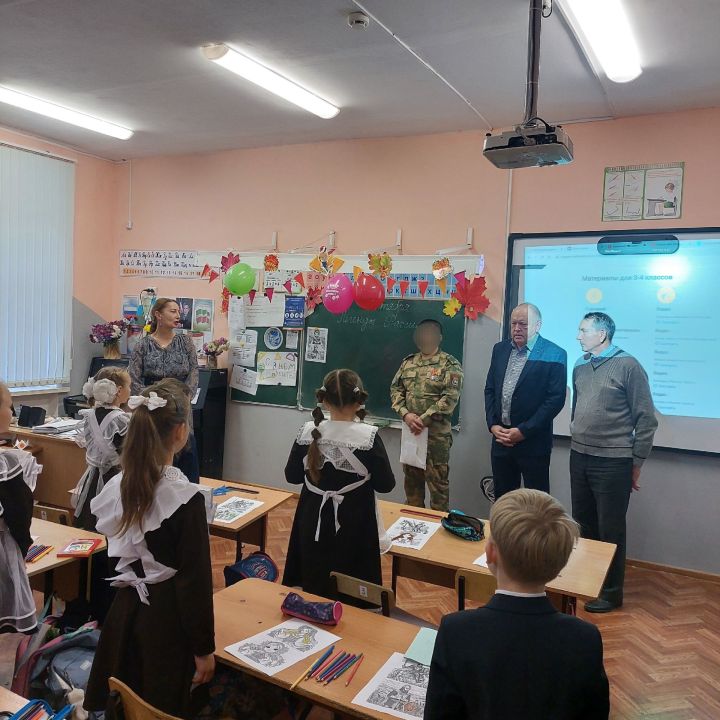 В Чистопольском районе участник СВО провел урок мужества для гимназистов