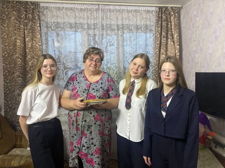 Чистопольские школьницы помогли по хозяйству пенсионерке