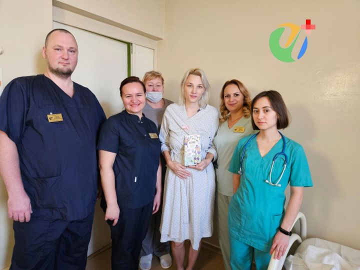Роженицы Чистопольского роддома получили поздравления с Днём матери