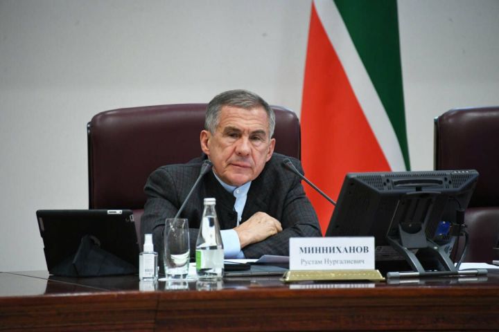 Минниханов поздравил татарстанцев с Днем Государственного флага РТ