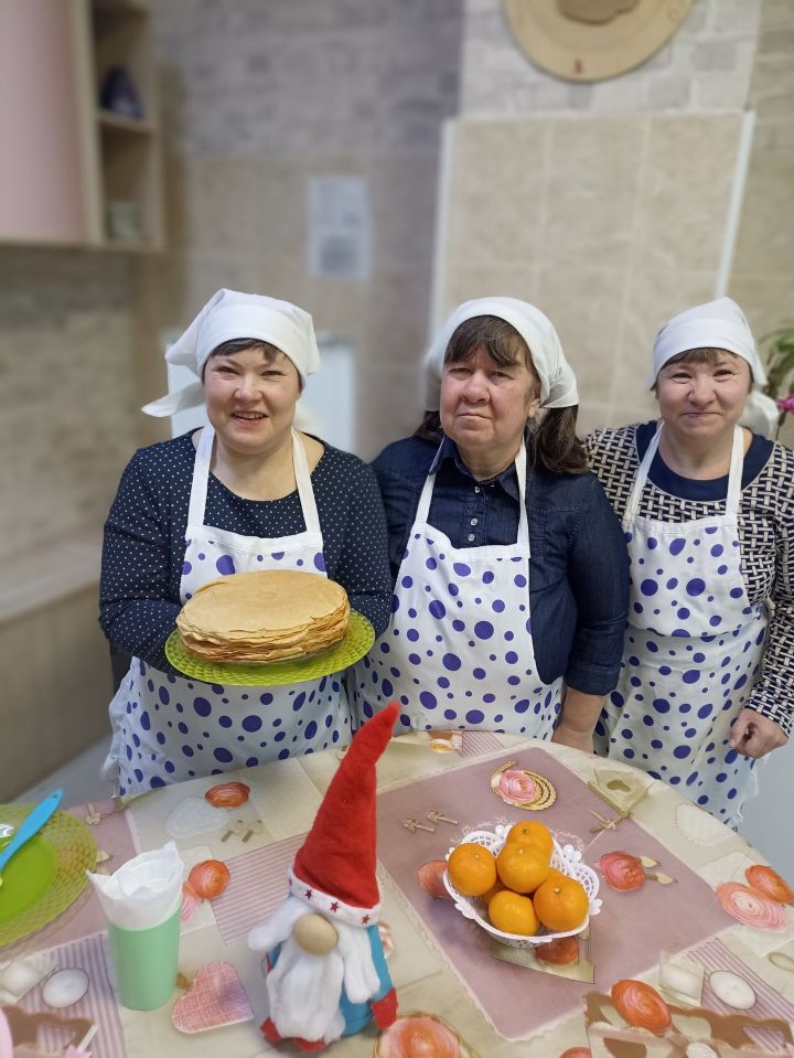 В чистопольском доме-интернате прошел мастер-класс по приготовлению блинов
