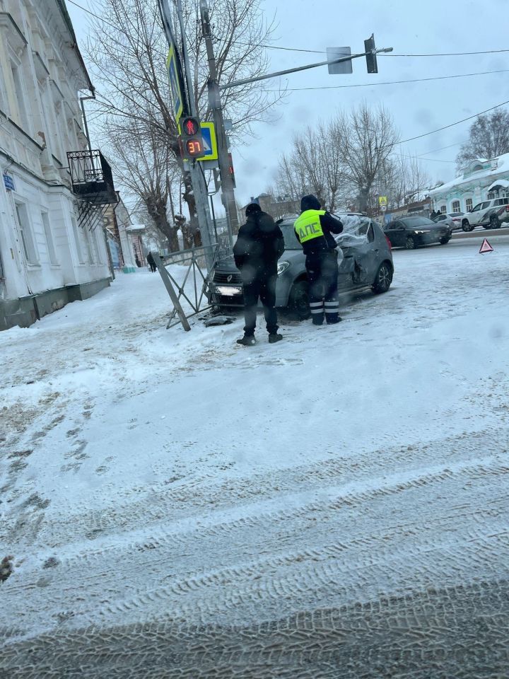 В Чистополе столкнулись Renault и Kia с прицепом