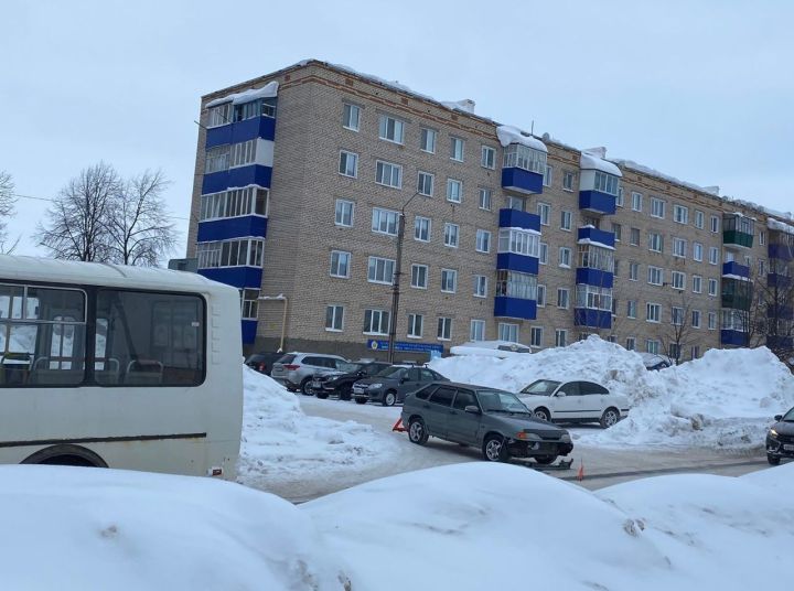 Не для всех сегодня утро доброе: в Чистополе столкнулись пассажирский автобус и легковушка