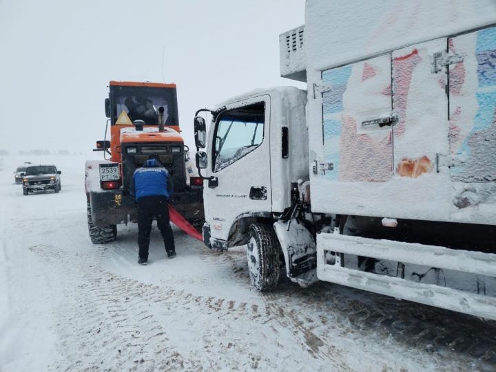 На трассе в РТ автоинспектор помог водителю грузовика, который застрял в снегу