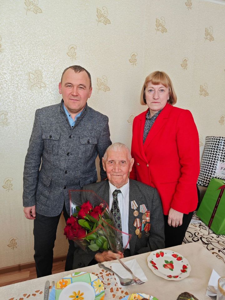Участник Великой Отечественной войны из Чистополя принимал поздравления с вековым юбилеем