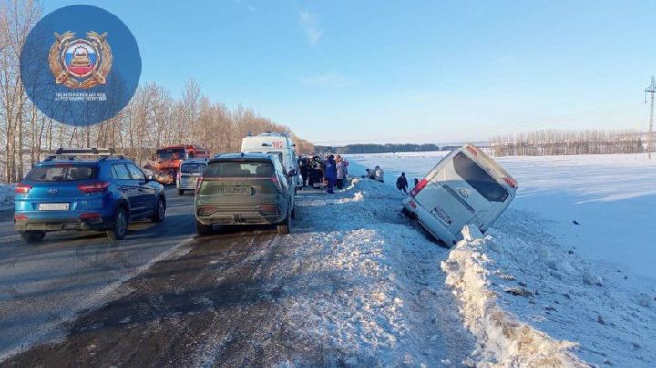 На трассе Чистополь-Нижнекамск автобус с 40 пассажирами вылетел в кювет