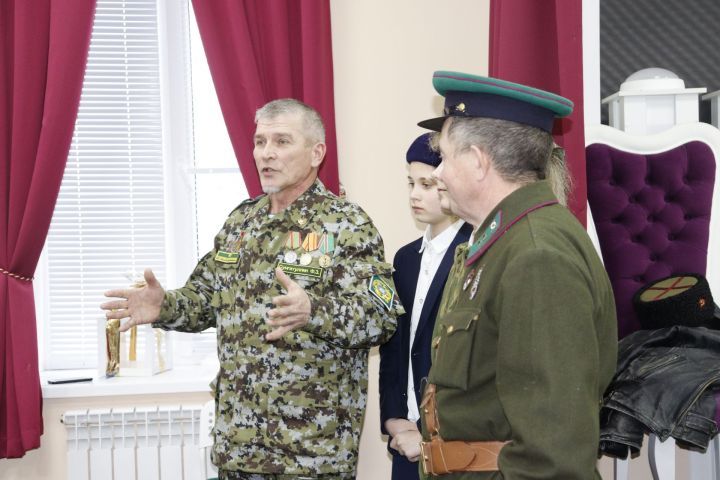 Чистопольским школьникам показали экспонаты музея боевой славы и рассказали о подвигах земляков на фронте