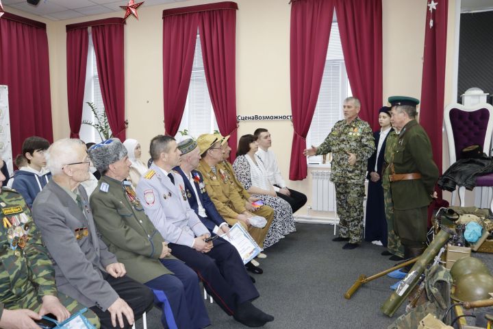 Чистопольским школьникам показали экспонаты музея боевой славы и рассказали о подвигах земляков на фронте