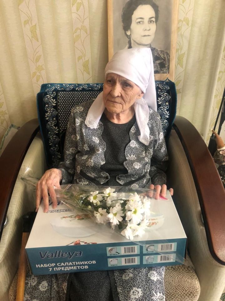 В Чистополе ветеран труда принимала поздравления с 95-летием
