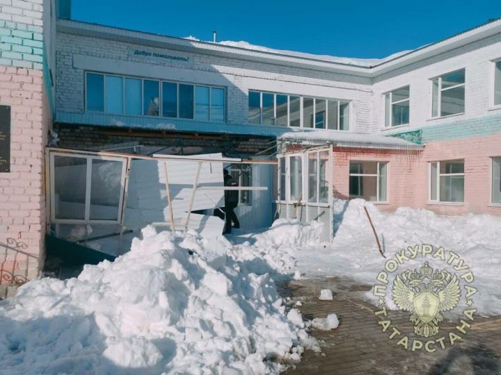 В РТ с крыши школы сошел снег и рухнул на 16-летнюю девочку