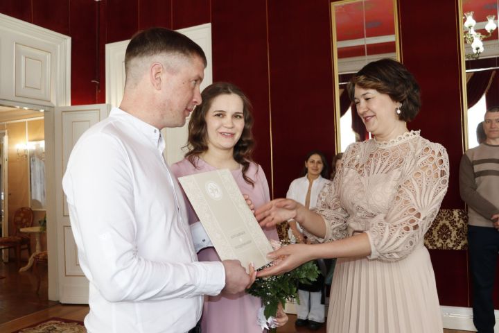 В Чистополе молодожены в день своей свадьбы приняли участие в выборах