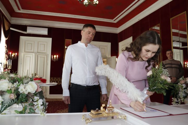 В Чистополе молодожены в день своей свадьбы приняли участие в выборах
