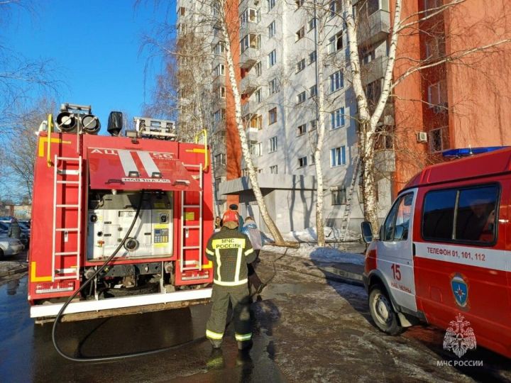 Из горящей многоэтажки в Челнах огнеборцы спасли мужчину