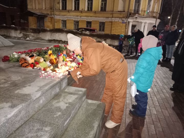 Чистопольцы зажгли свечи в память о погибших  в подмосковном «Крокус Сити Холле»