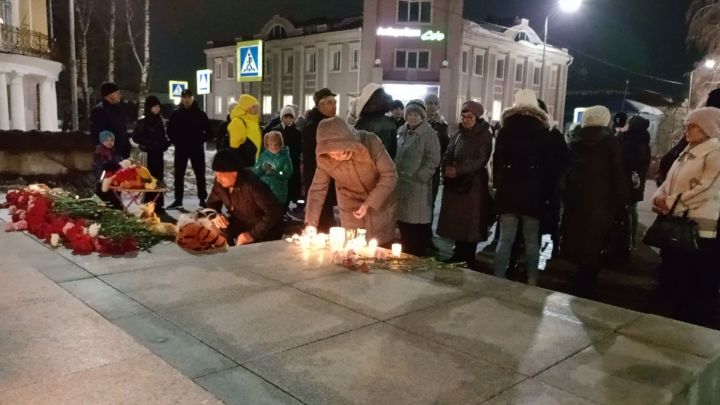 Чистопольцы зажгли свечи в память о погибших  в подмосковном «Крокус Сити Холле»