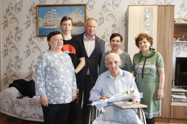 Глава Чистопольского района поздравил с днем рождения ветерана Великой Отечественной войны