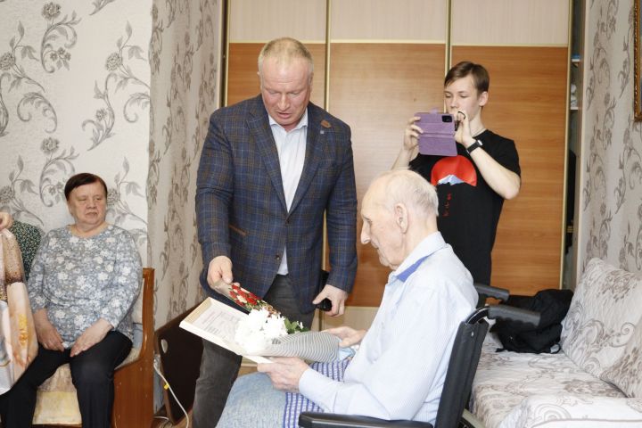 Глава Чистопольского района поздравил с днем рождения ветерана Великой Отечественной войны
