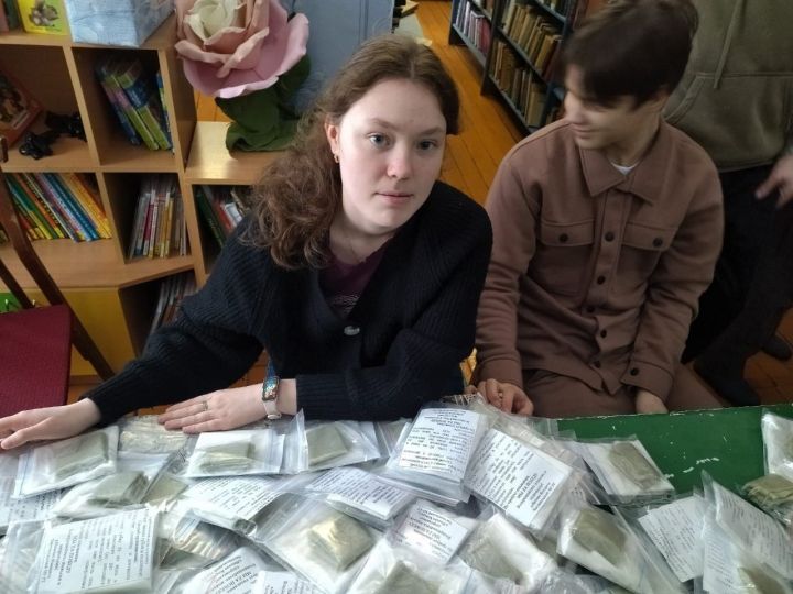 Школьники чистопольского села изготовили 100 комплектов «сухого душа» для участников СВО