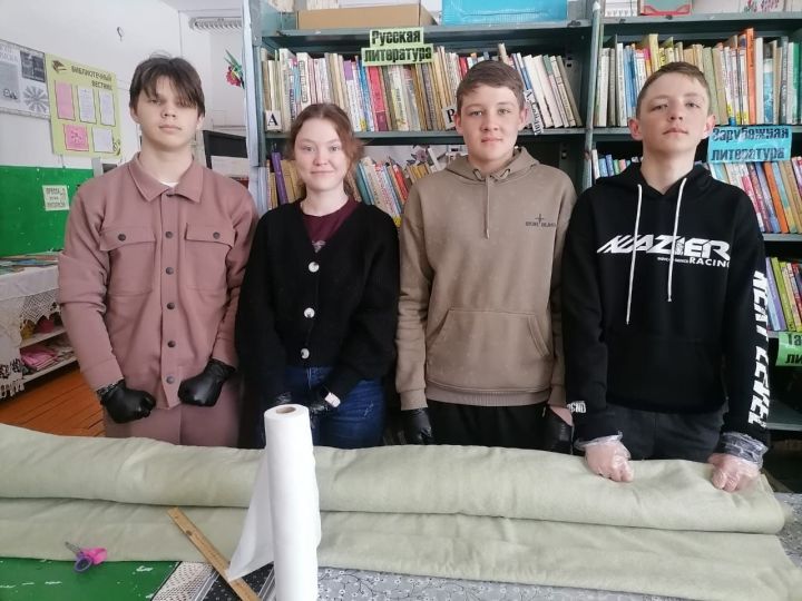 Школьники чистопольского села изготовили 100 комплектов «сухого душа» для участников СВО