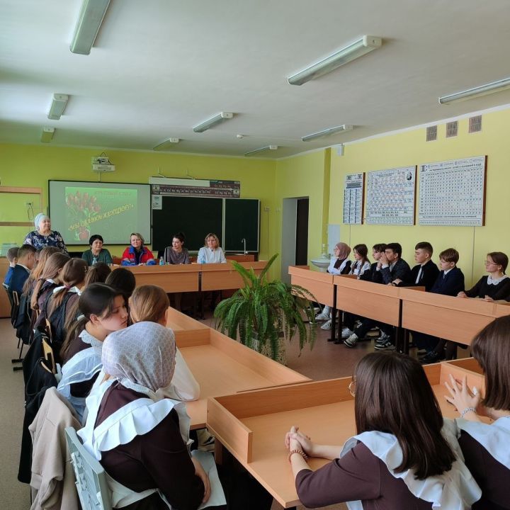 В Каргалинской гимназии прошел круглый стол «Мы славим женщину»