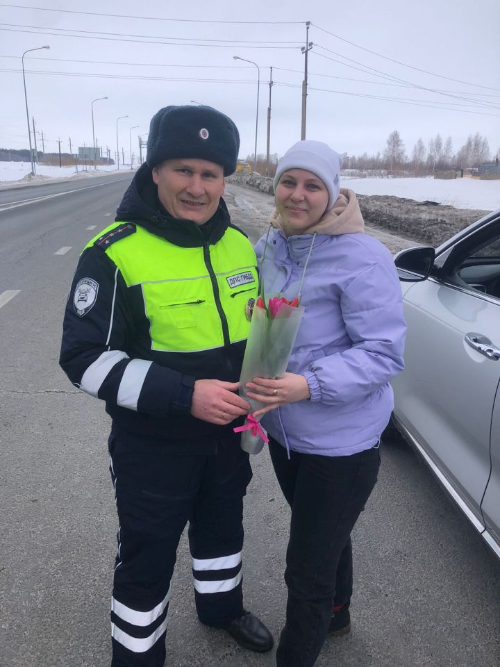 «Цветы для автоледи»: сотрудники Госавтоинспекции поздравили женщин-водителей с 8 Марта