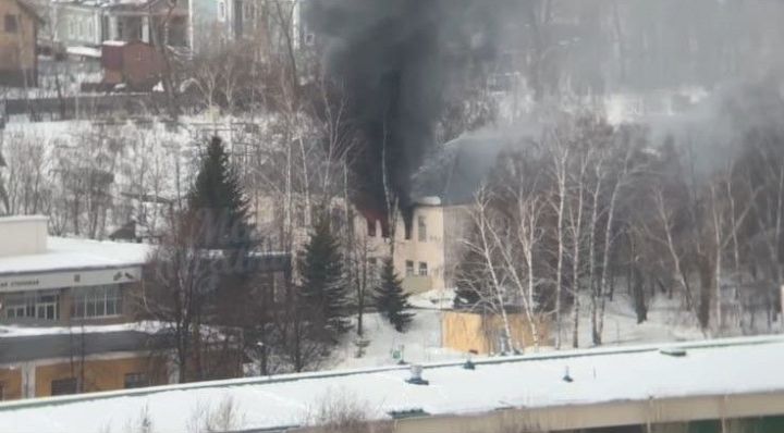 На территории Танкового училища в Казани горит двухэтажное здание