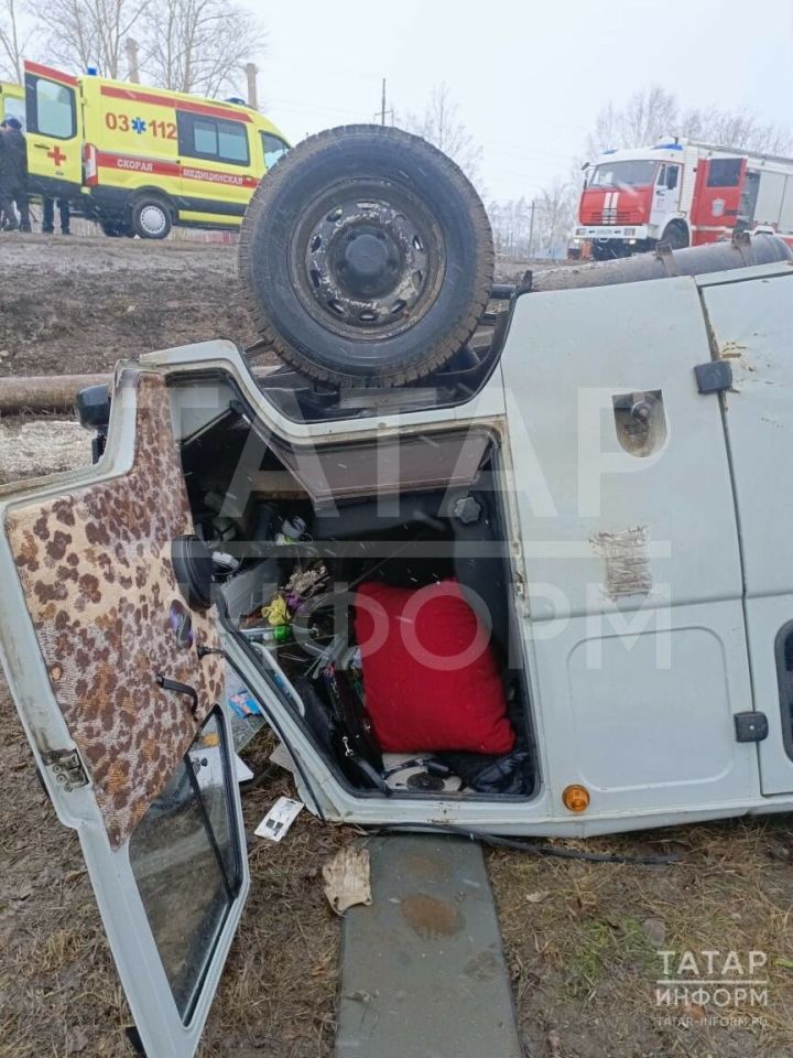 В РТ «буханка» вылетела с трассы и перевернулась на крышу