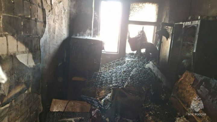 В Агрызе из горящей квартиры огнеборцы спасли мужчину