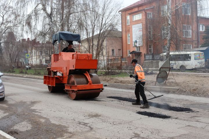 В этом сезоне планируется провести ямочный ремонт чистопольских дорог на площади около 3-х тысяч квадратных метров
