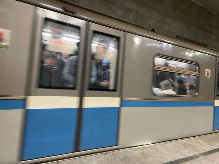 В казанском метро пассажир пытался на ходу открыть двери вагона