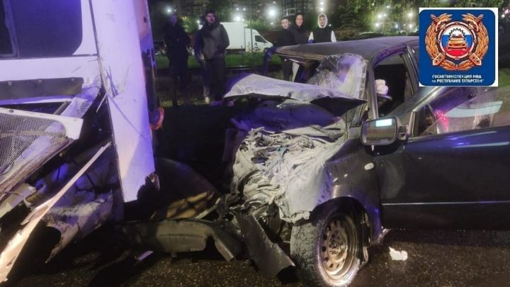 Два человека пострадали: в Челнах столкнулись легковушка и автобус
