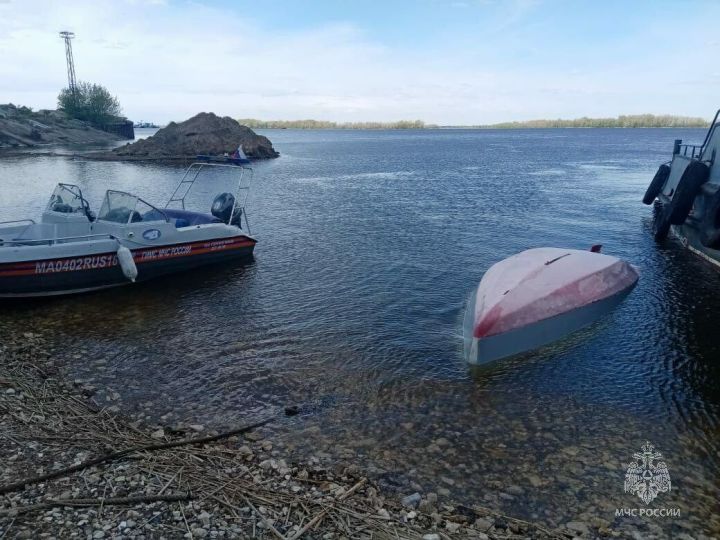 В Чистополе на Каме двое мужчин перевернулись на паруснике