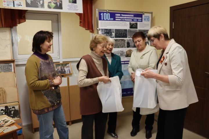 Родственники знаменитого выпускника Чистопольского сельхозтехникума Гумера Усманова передали его личные вещи в музей учебного заведения